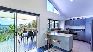 Fridge, oven, stovetop, dishwasher