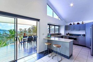 Réfrigérateur, four, plaque de cuisson, lave-vaisselle