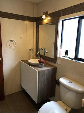 Dusche, Bidet, Handtücher