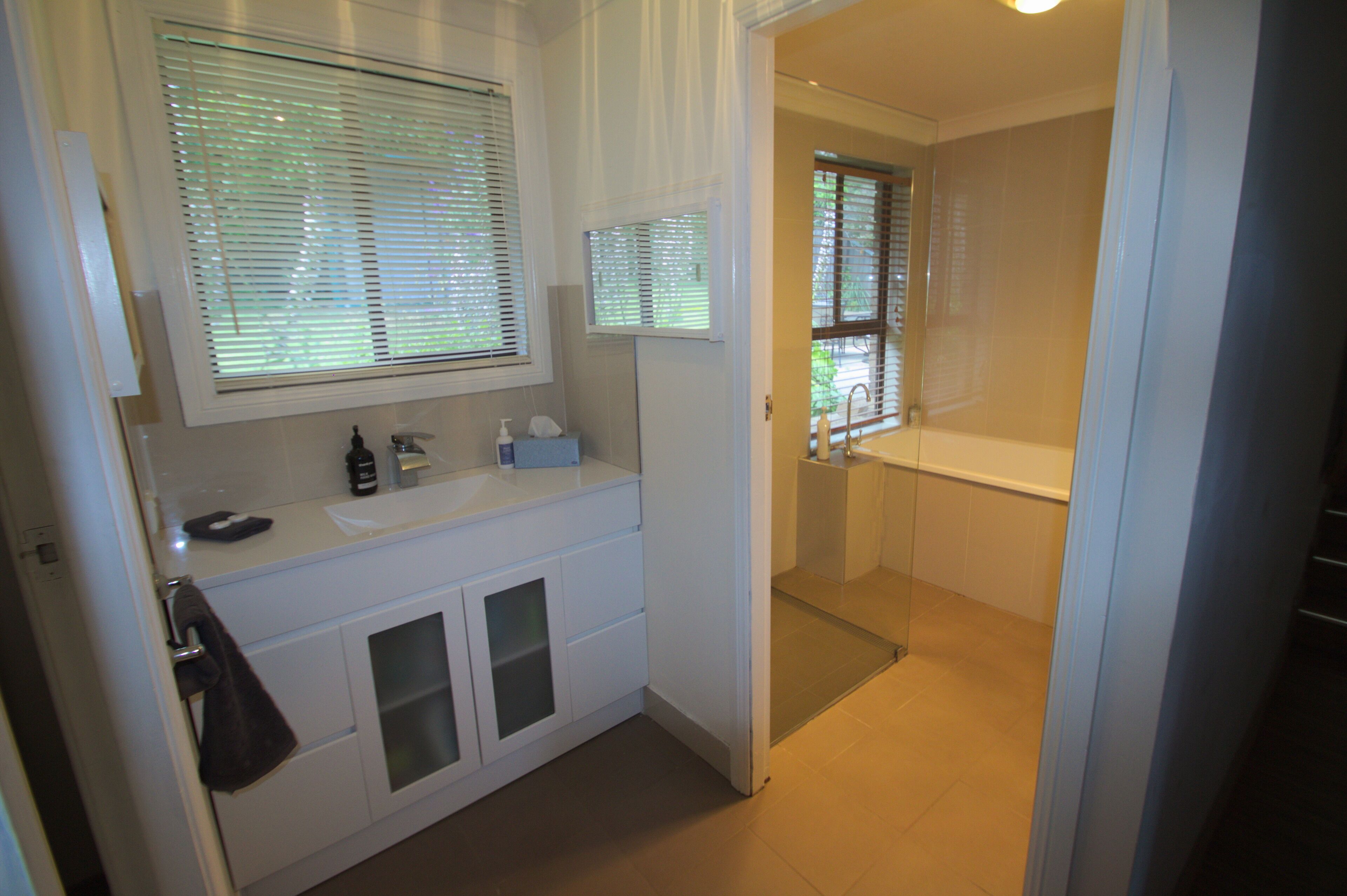 Modern 4 bedroom home with Mountain views, contractors welcome.