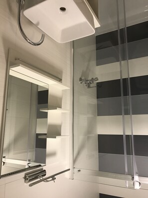Combined shower/bathtub, hair dryer, towels, soap