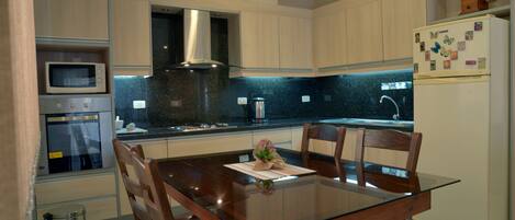 Réfrigérateur, micro-ondes, four, plaque de cuisson