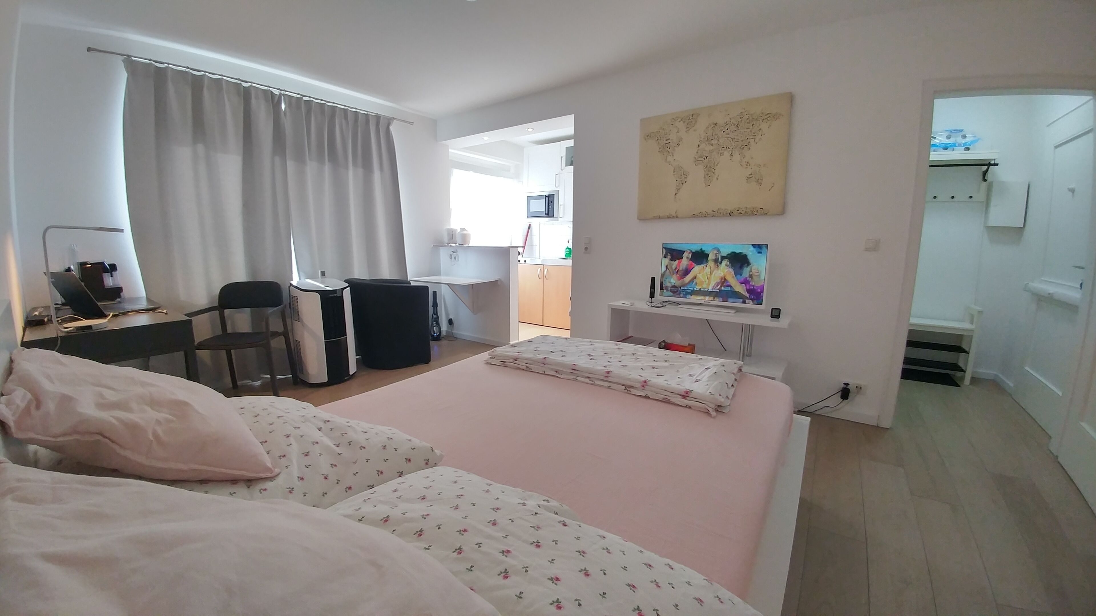 Central location, facing the city park. Bright and cosy studio apartment.