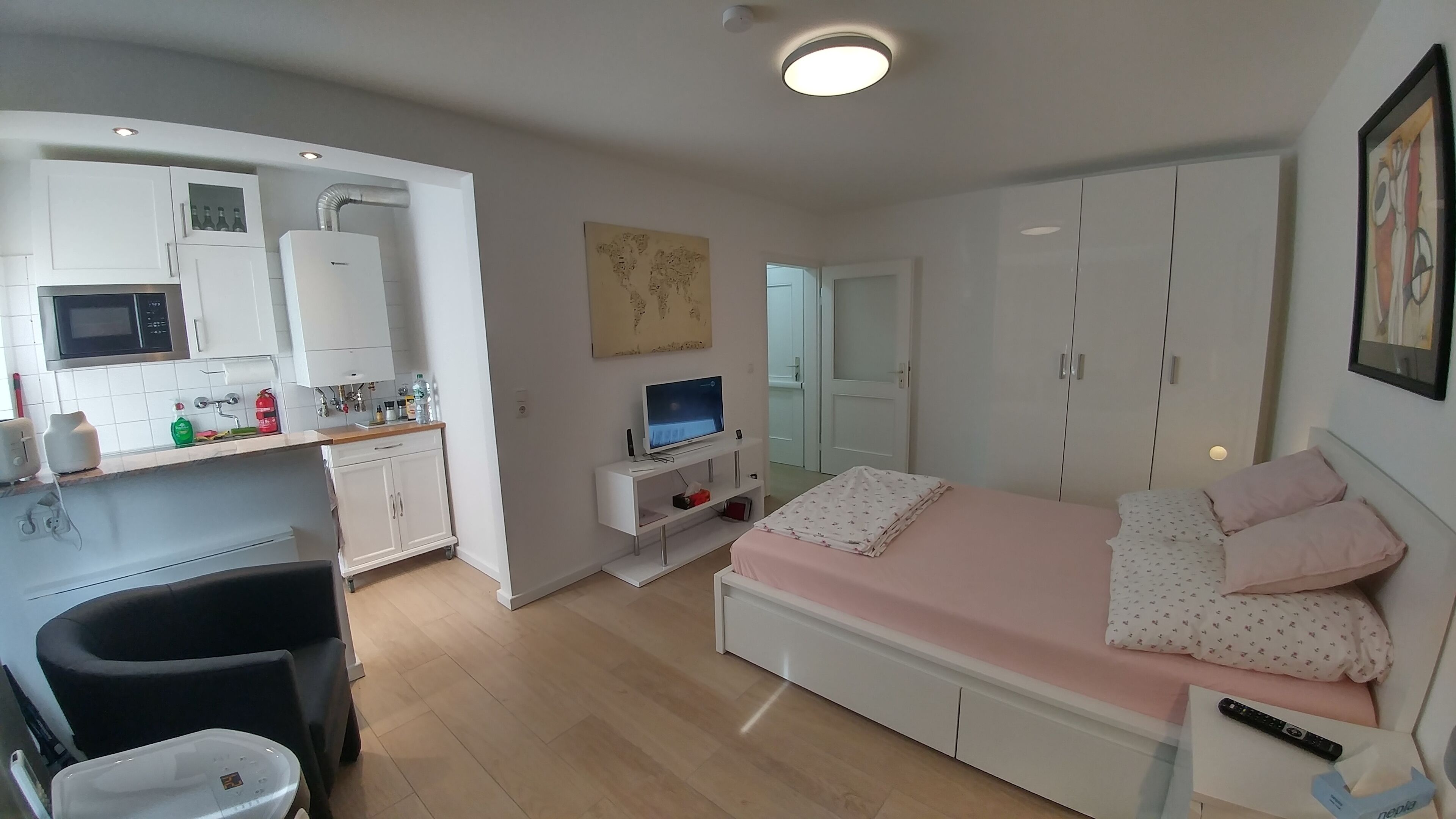 Central location, facing the city park. Bright and cosy studio apartment.