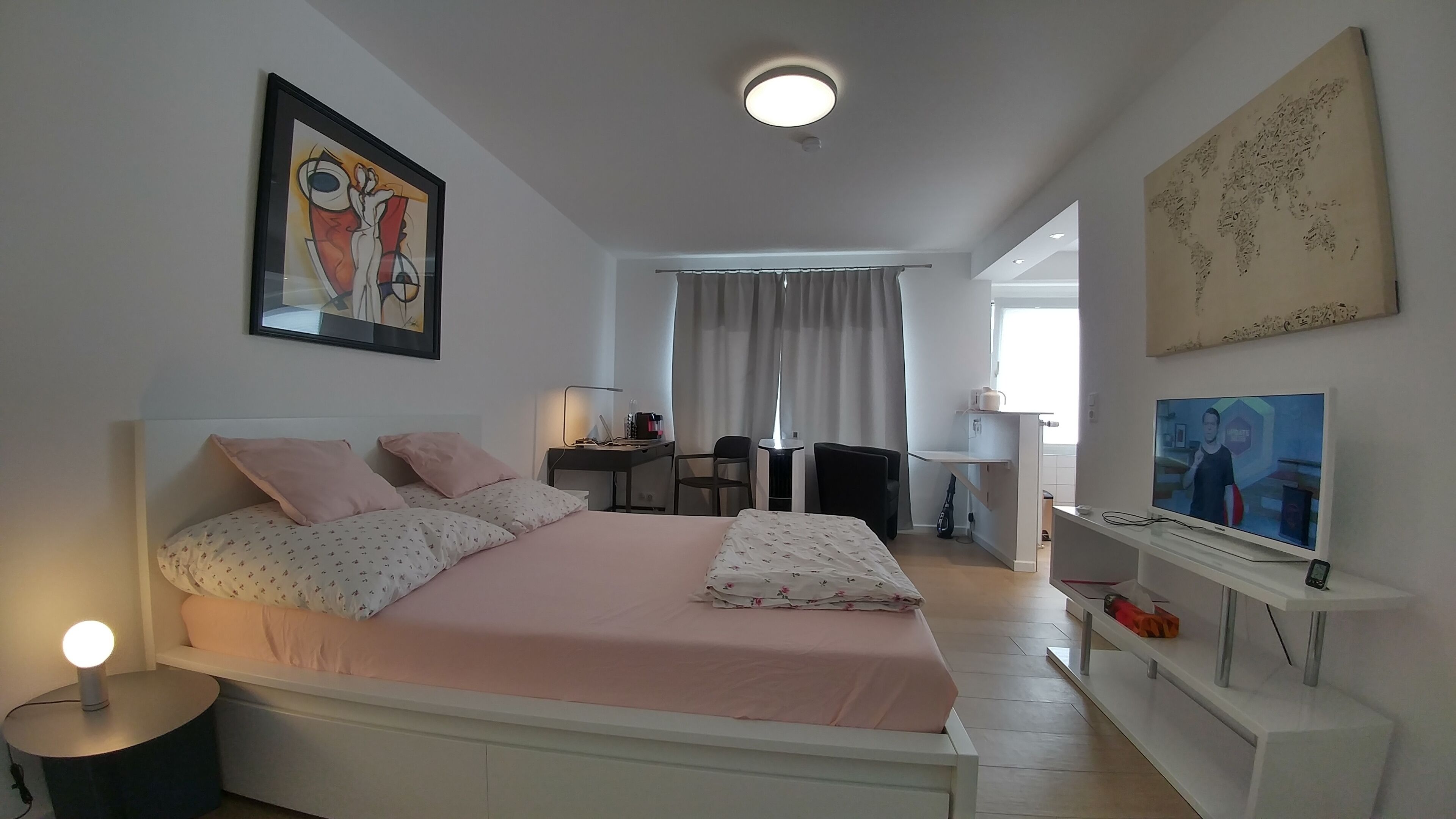 Central location, facing the city park. Bright and cosy studio apartment.