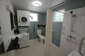 Shower, towels, soap, shampoo - Wheelchair Accessible with Assistance Cottage in a peaceful place. (Nelly Bay)
