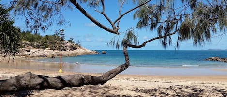 Perto da praia, espreguiçadeiras