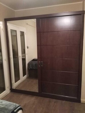 2 عدّة غرف نوم ومكواة/لوح كي وواي فاي وملاءات أسرّة