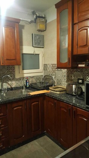 ثلاجة، ميكروويف، فرن، موقد طهي مسطح