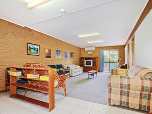 TV, DVD player - Seaborne Escape - Port Willunga - C21 SouthCoast Holidays (Port Willunga)