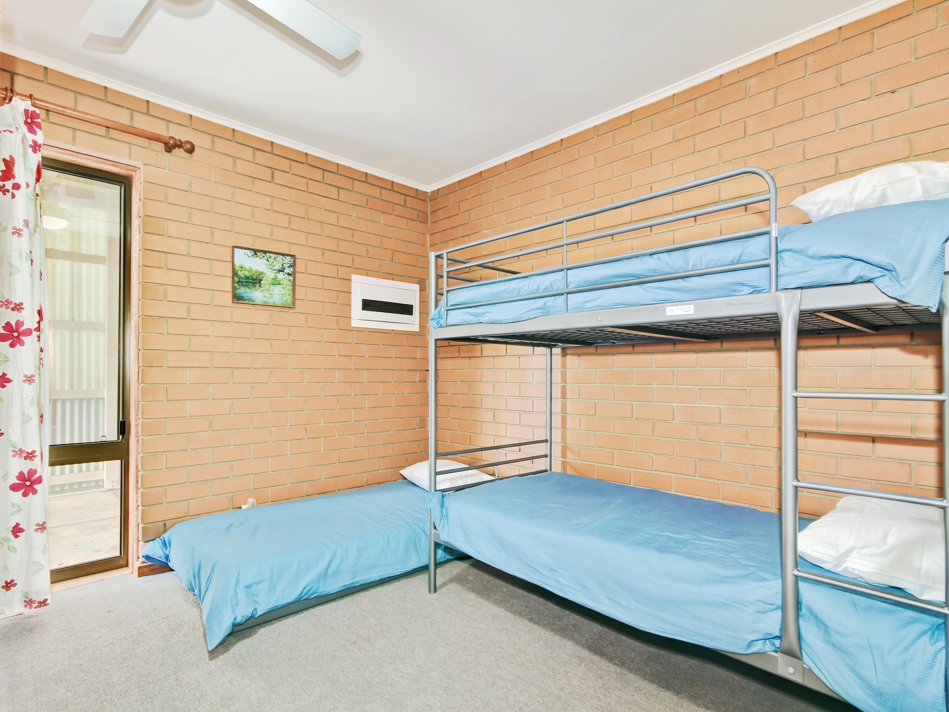 2 habitaciones, tabla de planchar con plancha y ropa de cama 