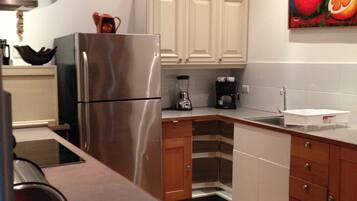 Réfrigérateur, micro-ondes, plaque de cuisson, cafetiÚre/bouilloire