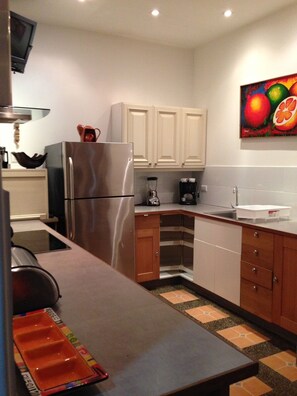 Kühlschrank, Mikrowelle, Herdplatte, Wasserkocher mit Kaffee-/Teezubehör