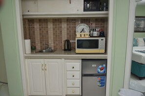 Fridge, microwave, stovetop, coffee/tea maker