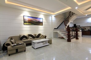 TV - Located In Nice Places Of Dalat City With Range Of Mountains,evergreen Forest (Dalat)