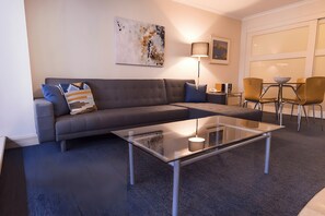 Smart TV - Sydney- PI702 - Kent St - Spacious Studio in Mantra Hotel with Separate Sleeping Area Near Darling Harbour (Sydney)