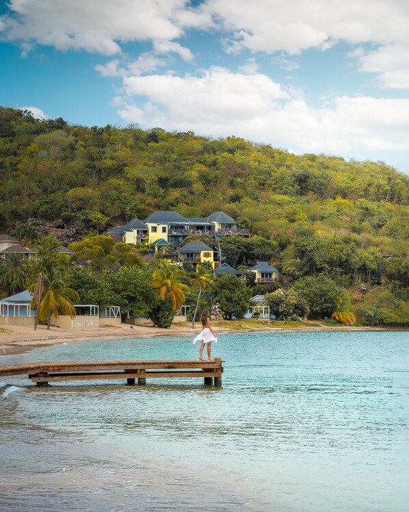 على الشاطئ، كراسي للتشمس، مناشف للشاطئ