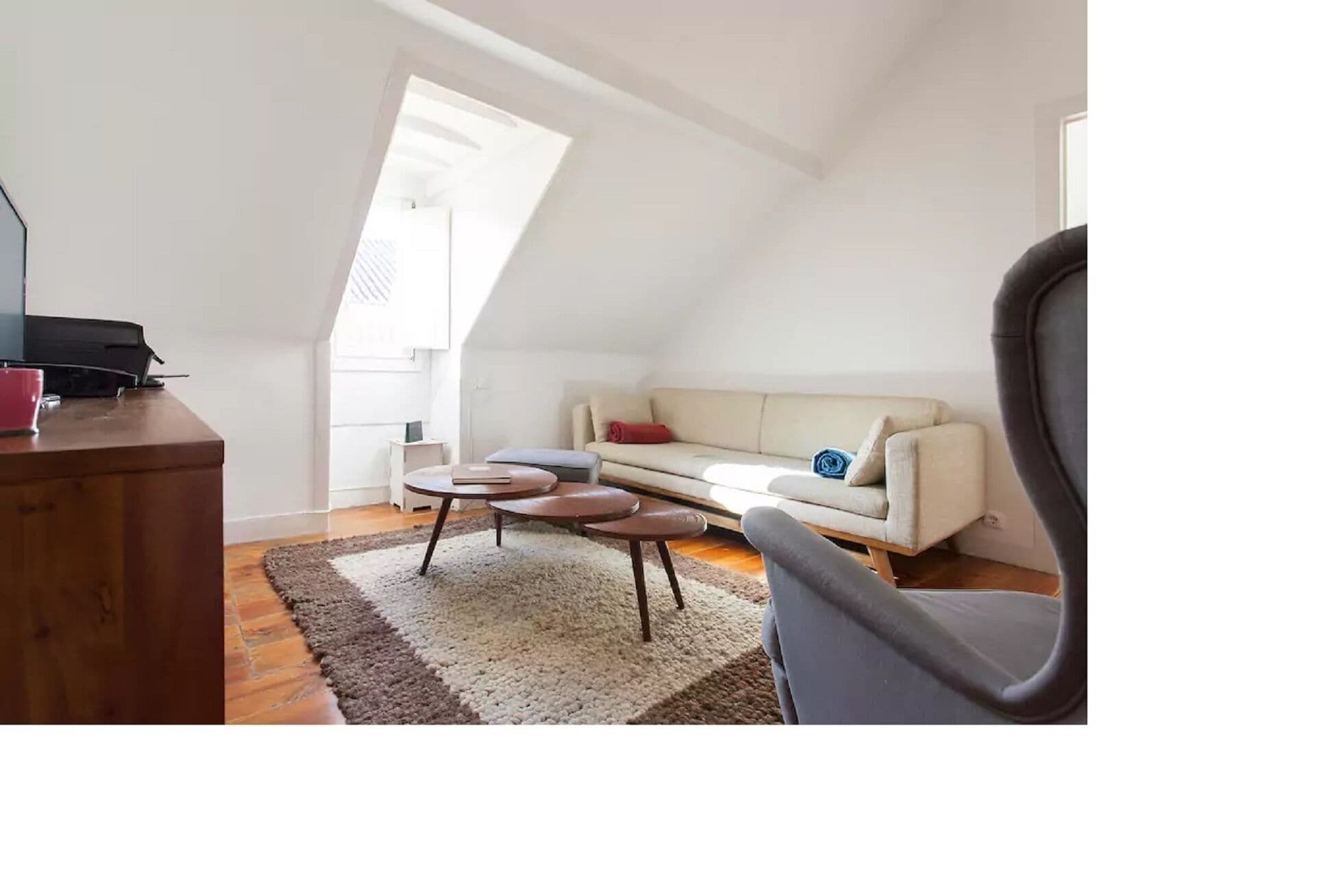 Una televisión, una impresora