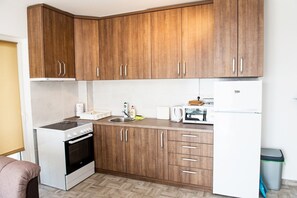 Réfrigérateur, four à micro-ondes, un four, surface de cuisson