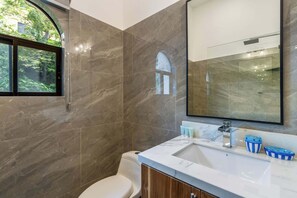 Badewanne, Haartrockner, Handtücher, Seife