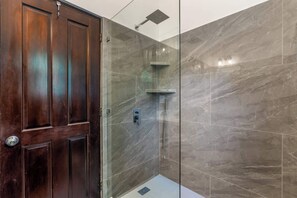 Baignoire, sèche-cheveux, serviettes fournies, savon