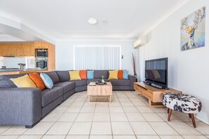 Smart-TV, DVD-Player, Bücher, Videothek