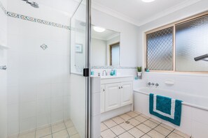 Haartrockner, Handtücher, Seife, Shampoo