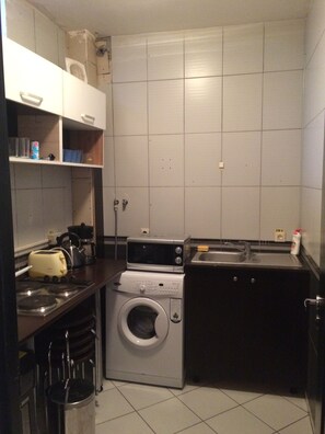 Microwave, coffee/tea maker, cookware/dishes/utensils