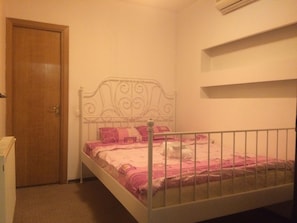 1 habitación, tabla de planchar con plancha, internet y ropa de cama 