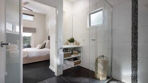2 bedrooms, iron/ironing board, internet, bed sheets - Oblique - Outdoor Jacuzzi! (HEPBURN SPRINGS)