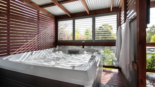 Indoor spa tub - Oblique - Outdoor Jacuzzi! (HEPBURN SPRINGS)
