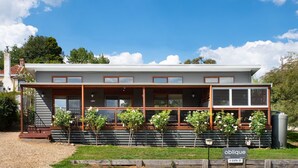 Exterior - Oblique - Outdoor Jacuzzi! (HEPBURN SPRINGS)