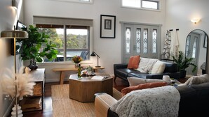 TV, DVD player - Oblique - Outdoor Jacuzzi! (HEPBURN SPRINGS)