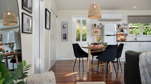 Dining - Oblique - Outdoor Jacuzzi! (HEPBURN SPRINGS)