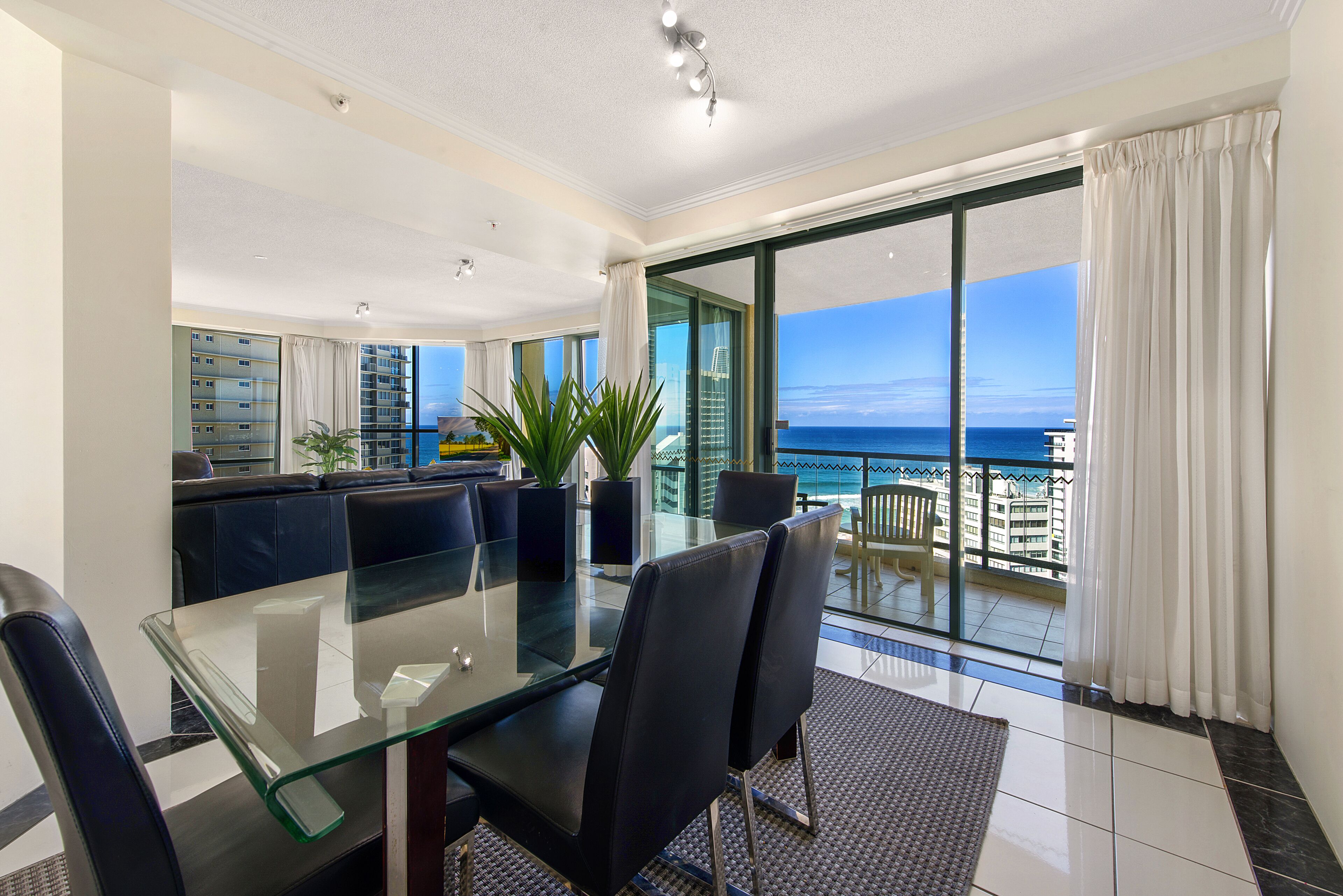 Surfers Paradise Comfortable Surfers Suite — image 2