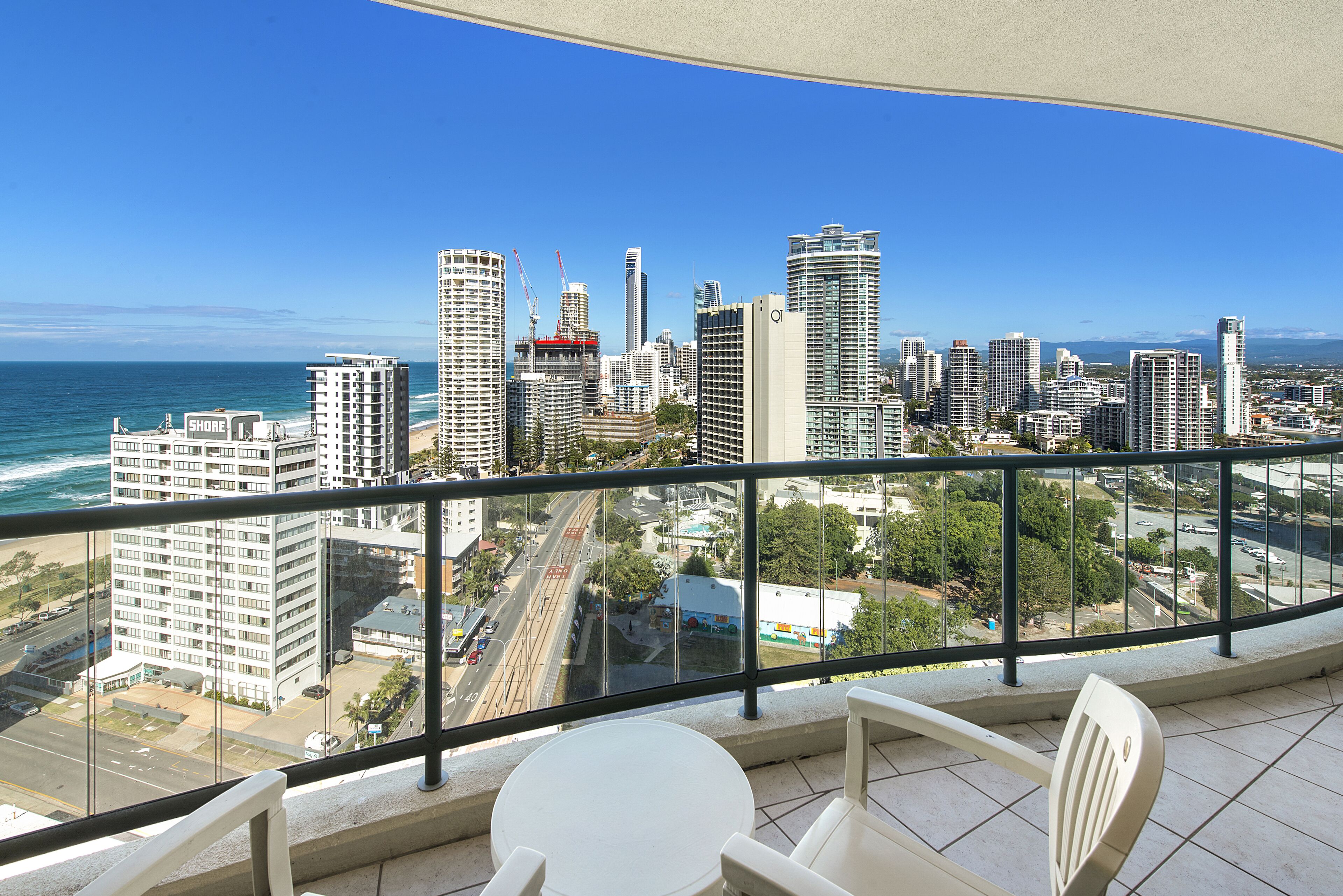 Surfers Paradise Comfortable Surfers Suite — image 16