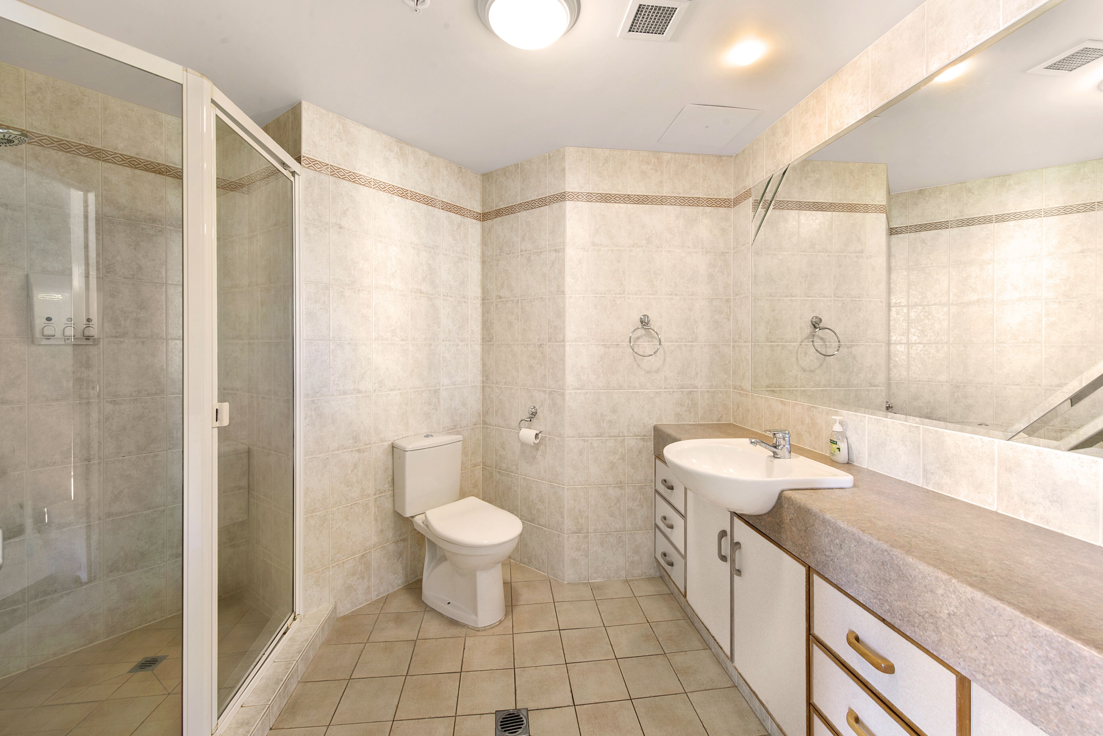 Surfers Paradise Comfortable Surfers Suite — image 14