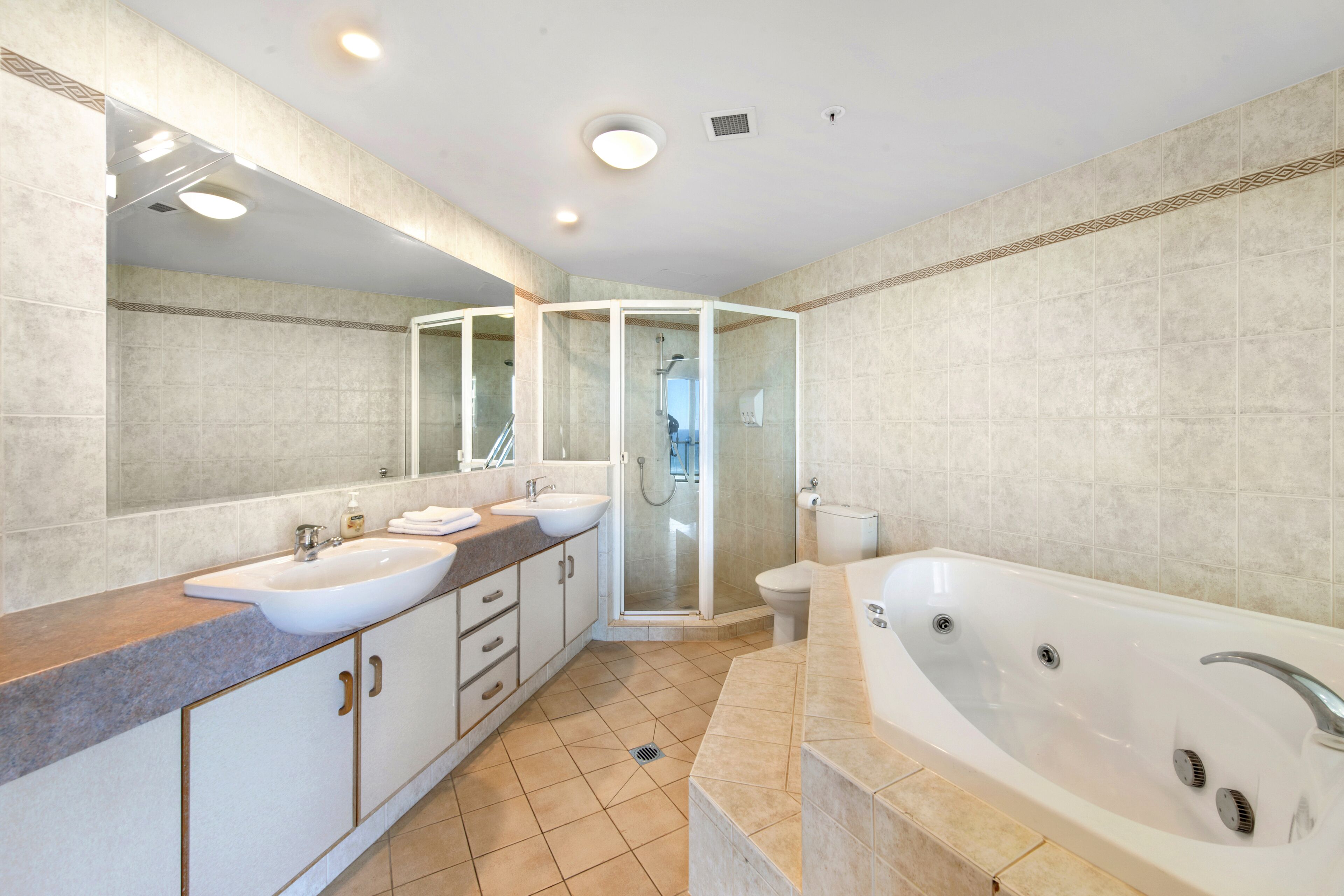 Surfers Paradise Comfortable Surfers Suite — image 13