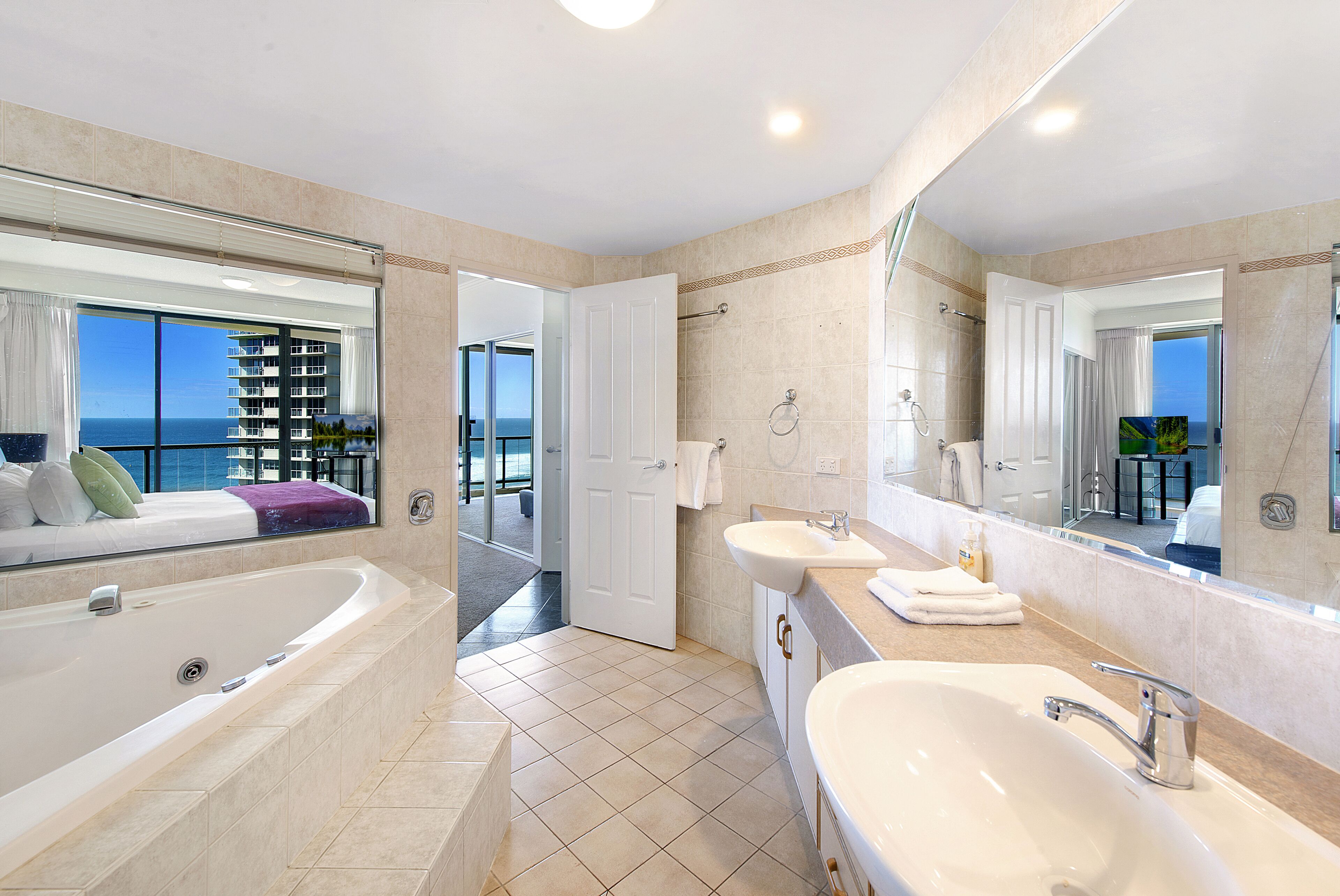 Surfers Paradise Comfortable Surfers Suite — image 12