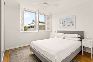 2 bedrooms, desk, iron/ironing board, WiFi - Coastal 2-Bed Apartment Steps from Manly Beach (Manly)