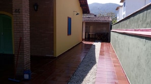 Terrace/patio - Vacation home with pool, fan, barbecue, Wi-Fi, and air conditioning. (Ubatuba)