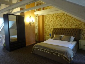 3 quartos, ferros/tábuas de passar roupa, acesso à internet