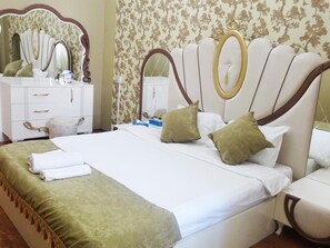 3 bedrooms, iron/ironing board, internet, bed sheets