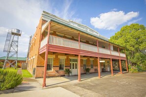 Exterior - Abernethy House - Historic 15 bedroom pub-stay, perfect for large groups (Abernethy)