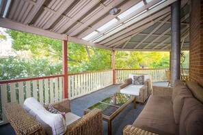 Terrace/patio - Abernethy House - Historic 15 bedroom pub-stay, perfect for large groups (Abernethy)