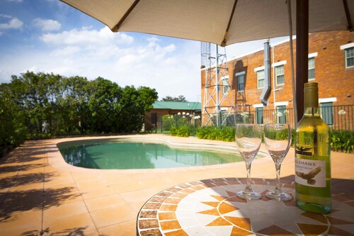 Abernethy House - Historic 15 bedroom pub-stay, perfect for large groups