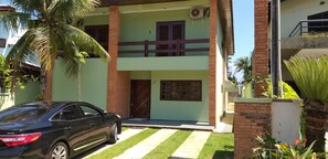 Exterior - Large house, accommodates a family, 500 meters from Pernambuco Beach. (Guarujá)