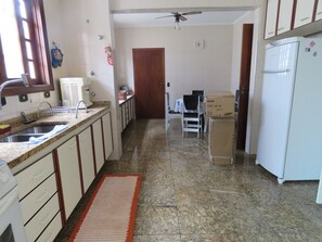 Fridge, microwave, oven, stovetop - Large house, accommodates a family, 500 meters from Pernambuco Beach. (Guarujá)