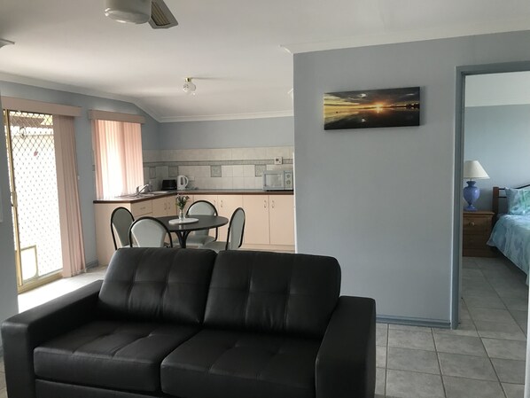 Smart TV, Netflix, books, streaming services - Guest room with dolphins (Safety Bay)