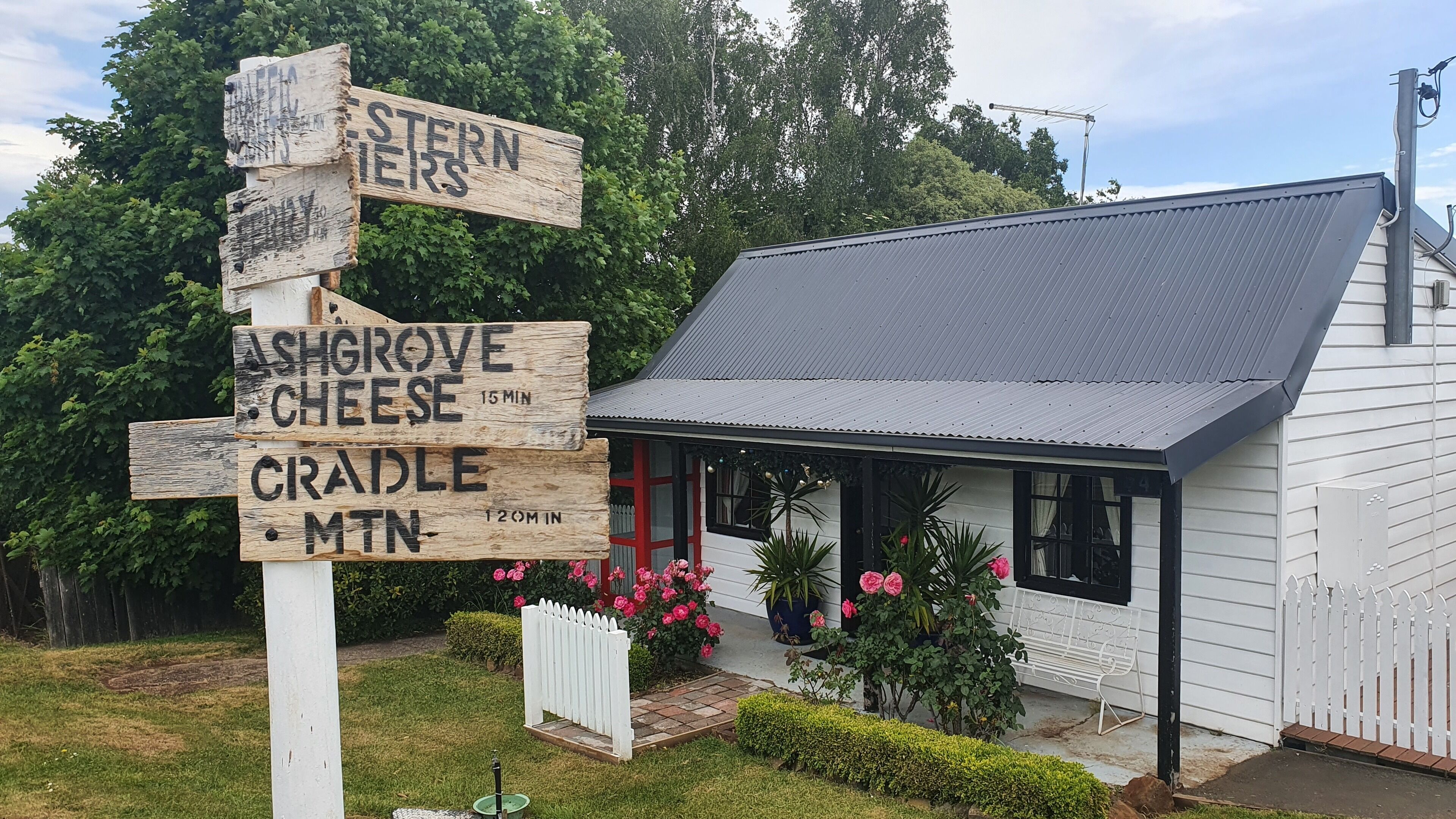 Cosy Original Miners Cottage - Magnificent views of the Great Western Tiers — image 17